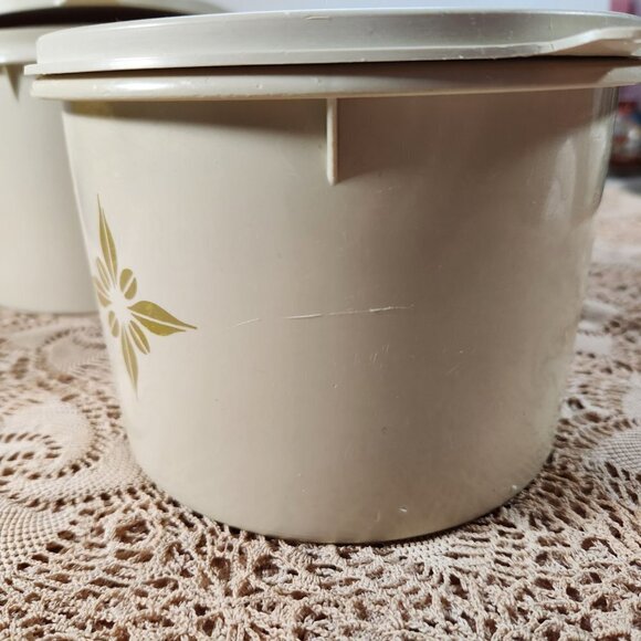 Tupperware Almond Starburst Round Storage Canister Container Set of 2 Vintage - Picture 4 of 11